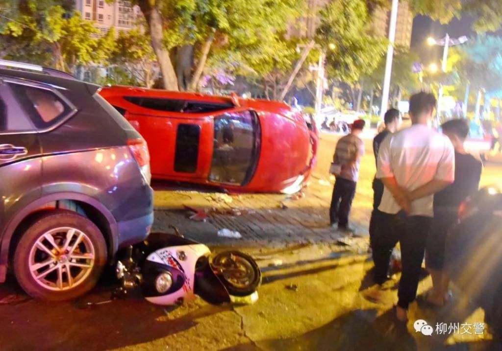  驾驶|轿车顶着电动车猛冲30多米！司机下车惊恐：人去哪了？