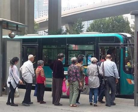 无一|奶奶抱熟睡孙女坐公交,周围乘客无一人让座,坐地抱娃引争议