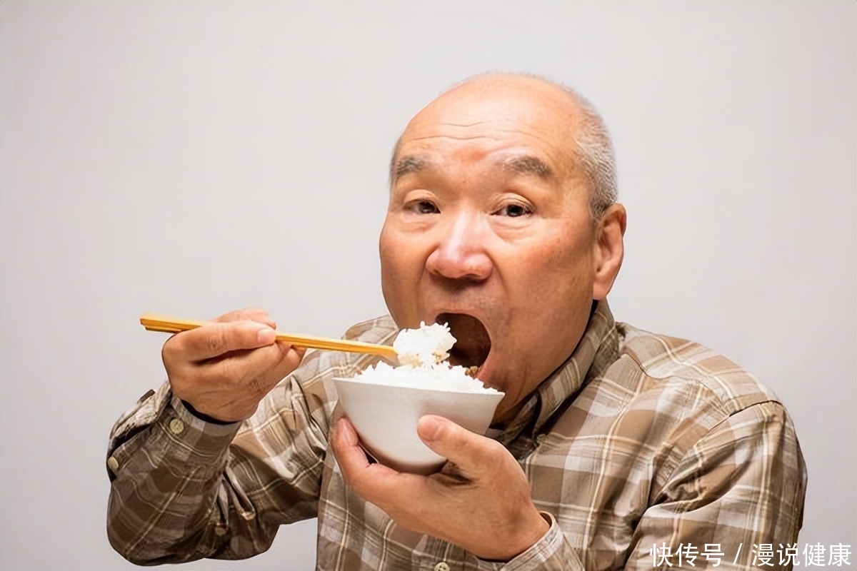患高血压的经常吃咸菜会怎么样(以前的人总吃咸菜，吃的盐也多，为何高血压发病率却没有现在高？)