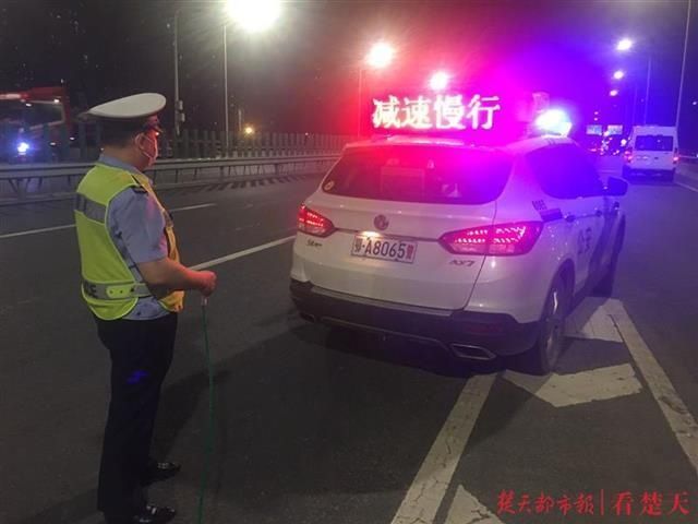  轿车|汽车没油手机没电，女子深夜三环线上遇囧途