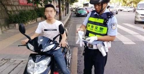 围观|女子骑车未戴头盔被拦，竟“抡鞋”抽打交警？围观群众看不下去了