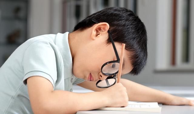  礼物|“每年出差十几趟，给老师快递礼物”：家长为了孩子，到有多拼？