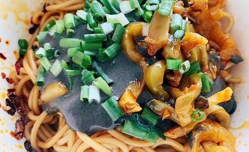 分之一汤勺|黑芝麻酱热干面,香气浓烈而厚重,面条劲道、口感好