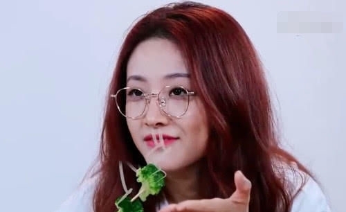 节目组|节目组请学员吃烧烤,其他人都去抢肉,喻言选的东西却出乎意料