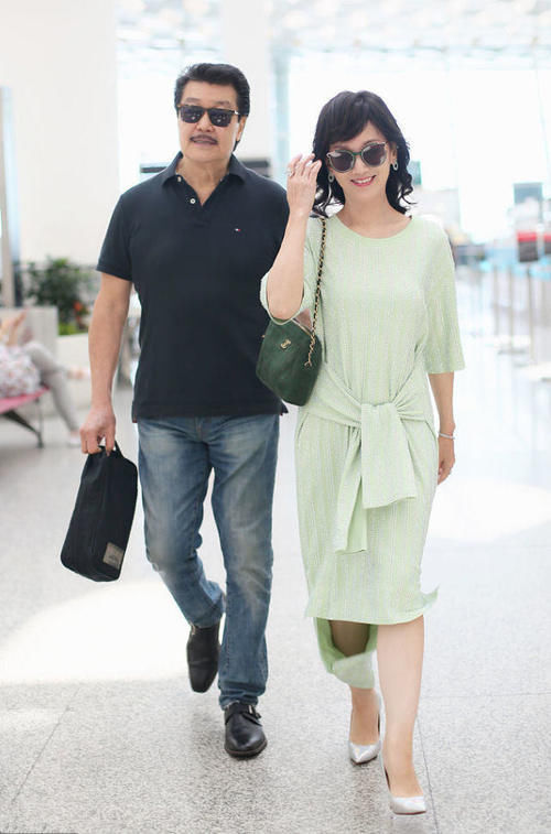  机场|赵雅芝走机场，穿抹茶色的长衫似回青春，女生就该怎么美怎么穿！