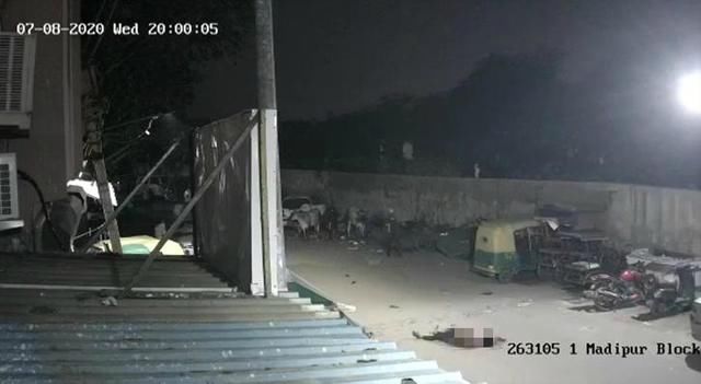 警方|印度男劝3未成年别耍单车特技，遭28刀捅死，监控还原惨烈现场