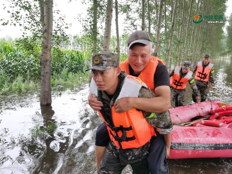 武警吉林总队多支抗洪突击队昼夜奋战救灾一线