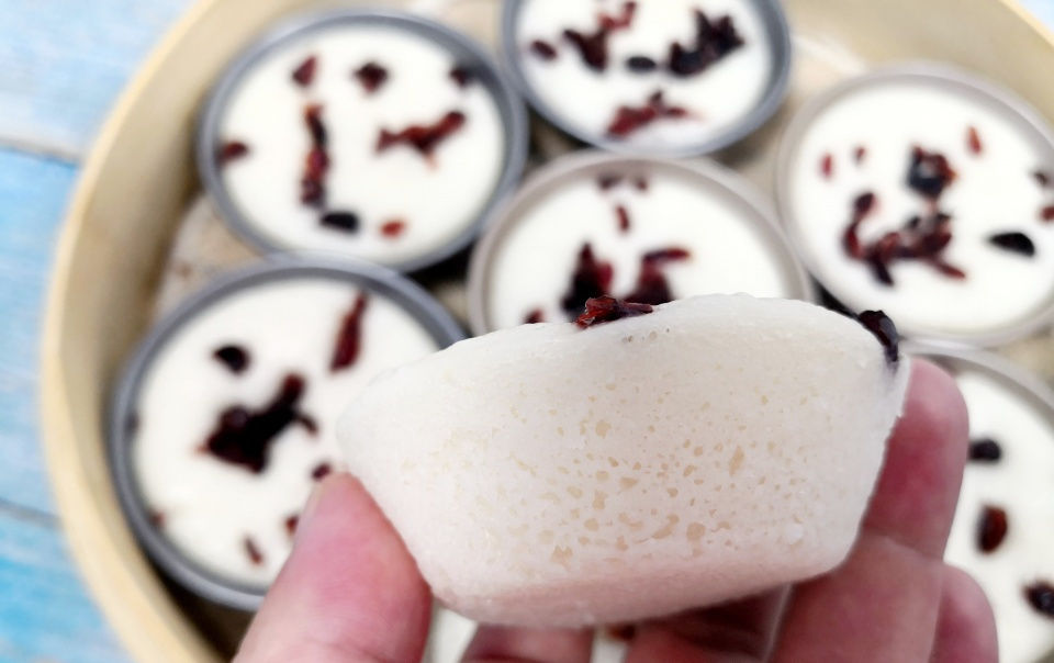  简单|自制暄软可口的大米发糕，手不沾面、简单省事，婆婆就爱这个味！