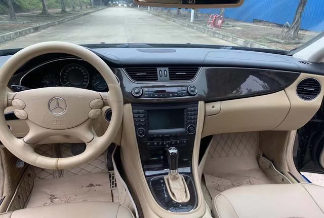 奔驰|2010年奔驰CLS500售价9万,溜背式设计看起来更加运动
