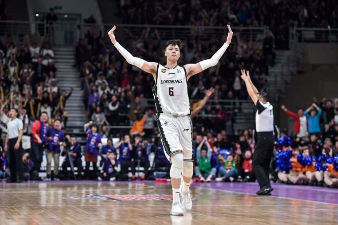  实在是太|被骂上热搜，球迷要求贺天举退役，知名解说表示：差不多得了！