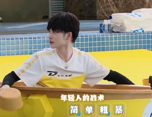 中途|《奔跑吧》唯一全程戴假发的嘉宾,中途不小心掉到水里,观众都看懵了