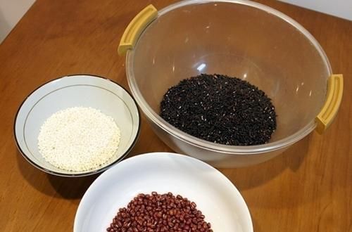  咬一口|用这法子做粘豆包，一次就能成功，咬一口满满是馅料，好吃防贫血