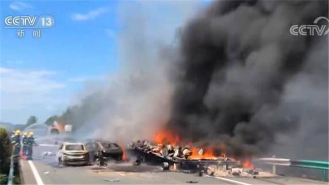  六叶|恢复通行！沪陕高速安徽合六叶段危化品车追尾起火致2人死亡