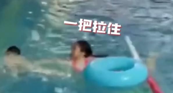 姐姐|男孩一头栽进泳池,瞬间溺水挣扎,陌生姐姐一把将他救起