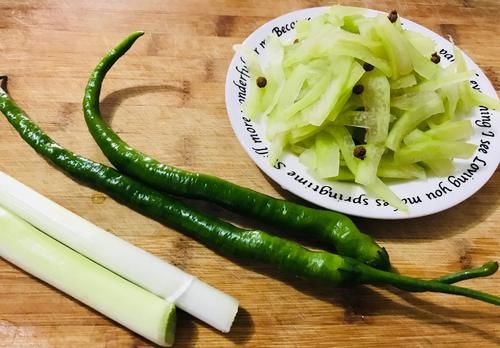 麻辣|西瓜皮您会吃吗?教您一道不花钱的开胃小菜,麻辣鲜香,超下饭