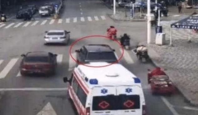 救护车|救护车被堵住,鸣笛一分多钟路虎一动不动,车主:是你你会让吗?
