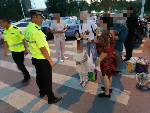 忍不住|小女孩在商城和父母走散,民警询问后父母名字后,忍不住笑出声了