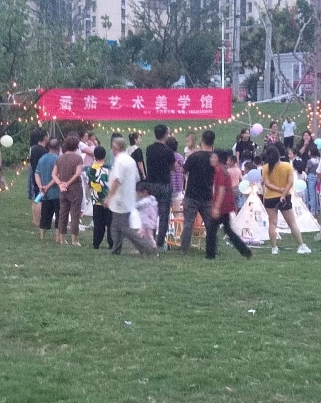 践踏|网友爆料：有人在洛神公园草坪上搞活动践踏绿地……