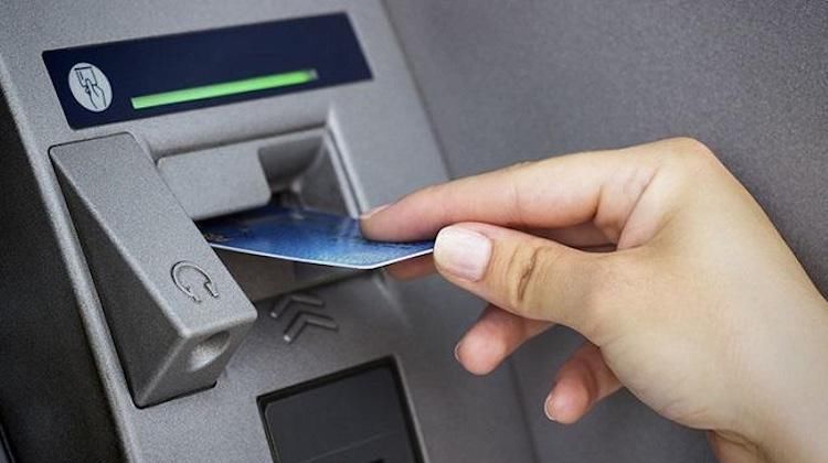  余额|男子890万存银行两年后余额清零, 银行要赔他970万