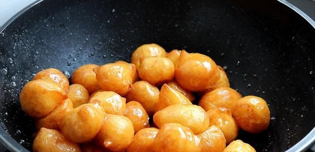 山西|山西特色小吃“蜜汁风葫芦”做法,口感香甜酥脆,大人小孩都爱吃