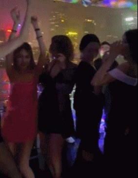 曝光|关晓彤庆生照片曝光!身穿抹胸短裙,与闺蜜热舞十分魅惑