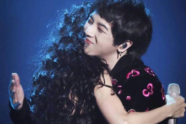  距离|华晨宇和每个女明星都保持距离，唯独对她很主动，网友：意料之外