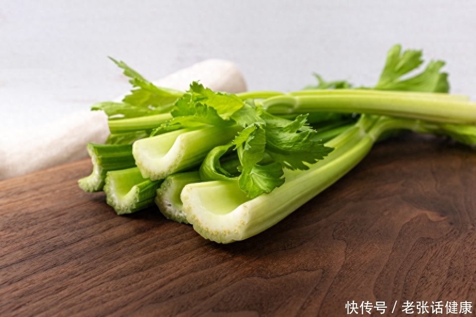 吃芹菜降血压对所有人都有效吗(每天坚持吃一把芹菜，到底降不降血压？血压高的人早点搞清楚)