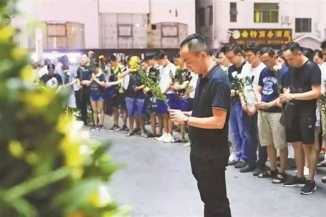  餐桌|北京一小区高空抛物，把餐桌都扔出来了，这简直就是“谋杀”！