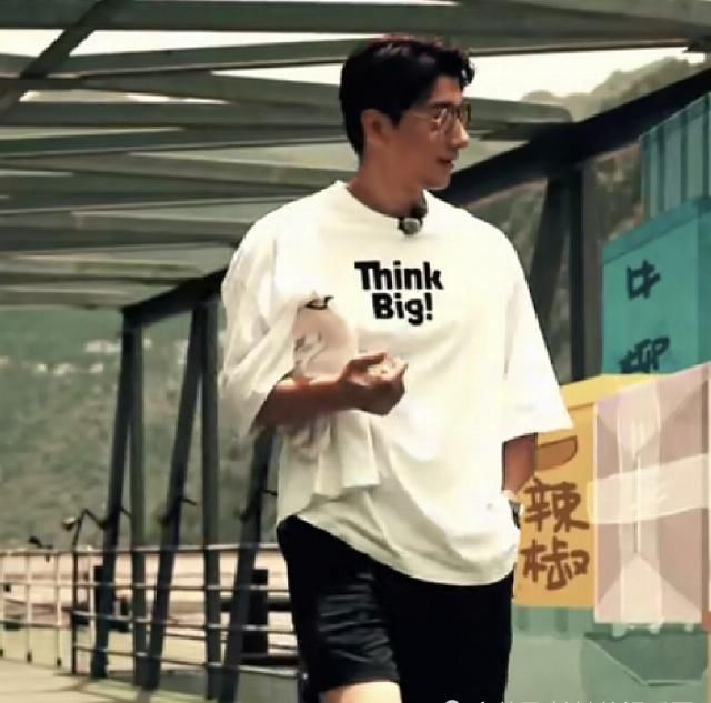  中餐厅|《中餐厅》矛盾升级？张亮当众把筷子扔桌上，李浩菲被吓到表情凝固