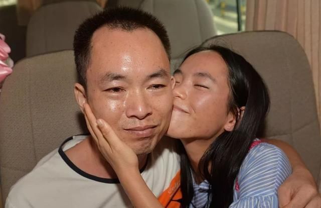 亲密|父女俩在火车上公然秀恩爱,亲密行为令众人反感:严重越界了