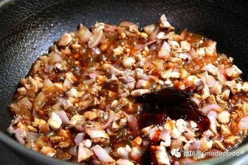 厨房|【魔多厨房】午餐系列:洋葱卤肉+圆白菜炒菜花+三色糙米