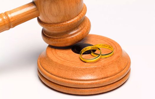 同财产|离婚后发现丈夫婚内给其他女人转账近90万！钱还能拿回来吗？