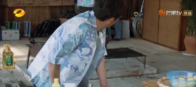  真的|周迅吃2碗饭不怕胖，宋威龙助薇娅卖水果，半小时卖570万元真的吗