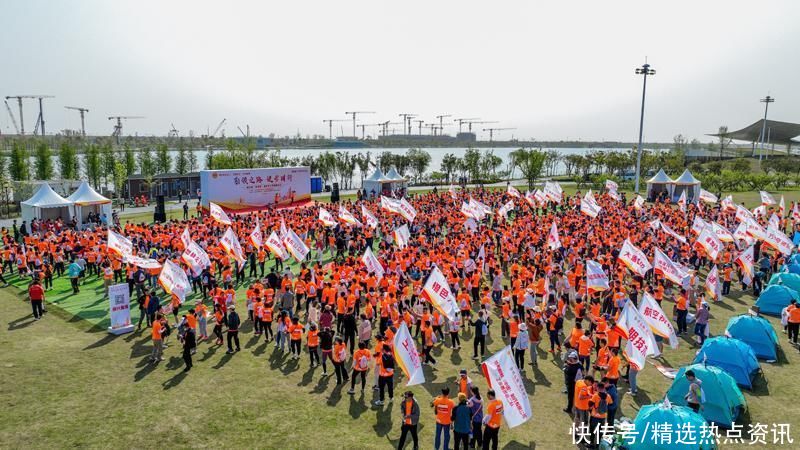 这个周末，浦东职工百团健步走在滴水湖畔举行