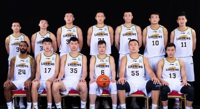 写真|赛前拍写真!辽篮队内很和谐,老大哥很淡定