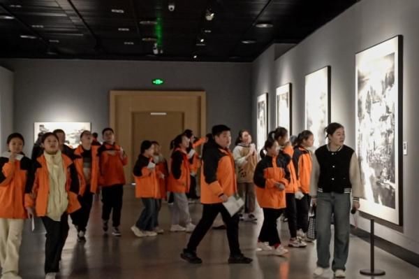 日月同辉——陈辉教授水墨作品巡展在盐城市美术馆展出