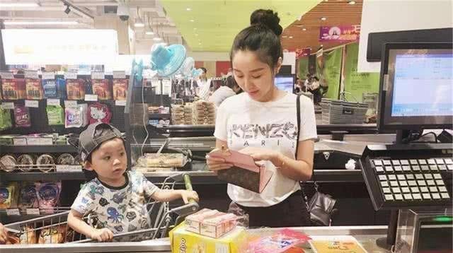  家长|女童在超市先喝饮料后付钱，结账时被索10倍赔偿，宝妈回怼很给力