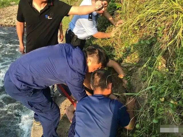  找到|命真大！泥土里突然伸出一只小手，路人吓一跳赶紧抓住大喊：找到了