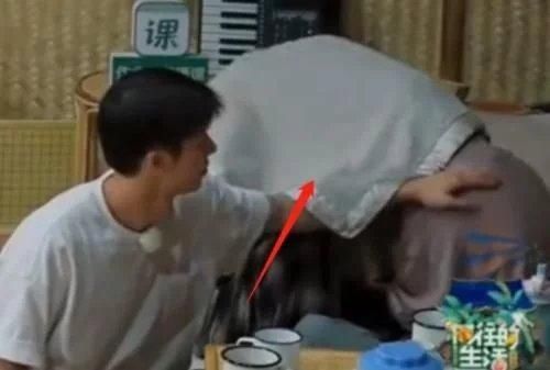 张子枫|张子枫录《向往的生活》总戴帽子?听完妹妹的回应,莫名很心疼