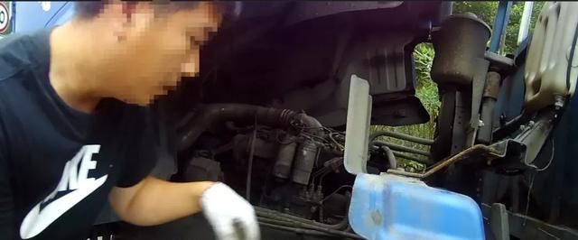  动作|一个动作关乎生死！车辆突发故障，用灭火器当三角警示牌？高速上这些动作会致命！