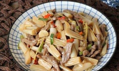 买点|此菜被称为“穷人的阿胶”,遇到多买点,补血又养颜,淡斑还去皱