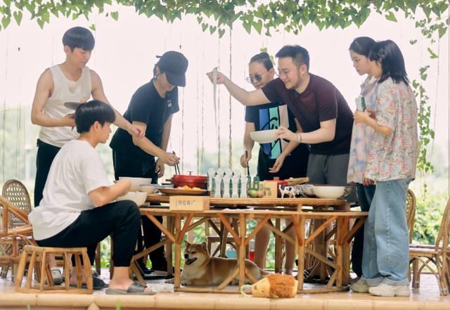 当之无愧|《向往的生活》收官全家福,c位不是何老师,这嘉宾排位太暖了吧