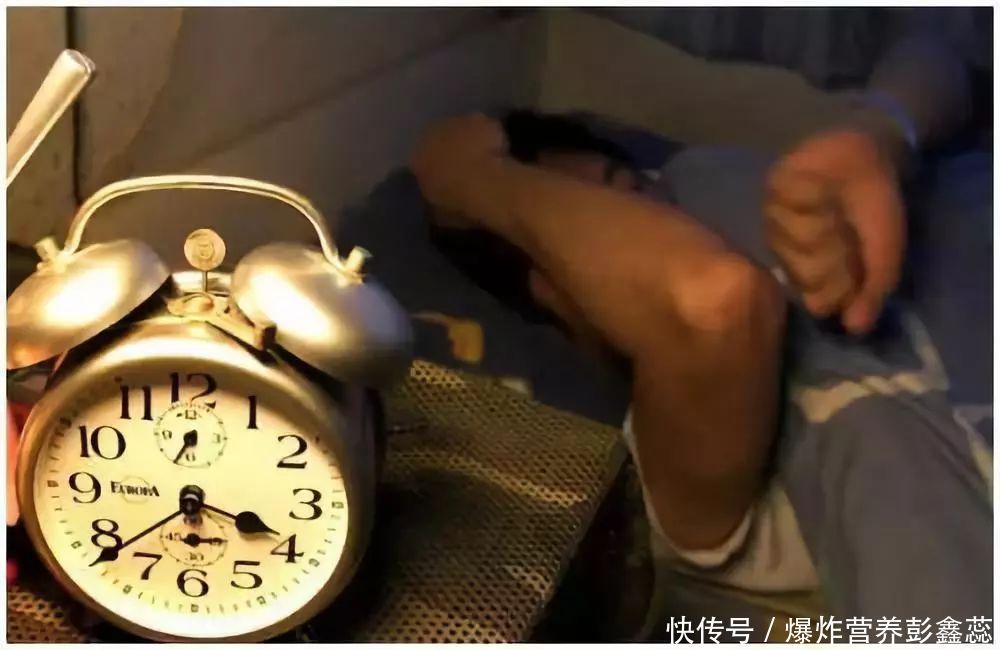 晚上还不到10点就犯困，凌晨3、4点钟又醒来，这到底是怎么回事2023