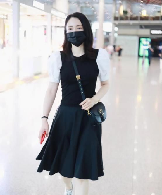 黑白|董璇私下穿搭挺随性,一身黑白组合装简洁清爽,这状态真是没得说