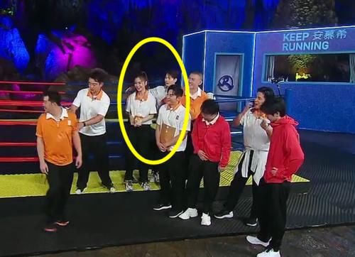  主动|她才是《跑男》最得宠的女嘉宾，被王嘉尔主动牵手，还“揽在”怀里