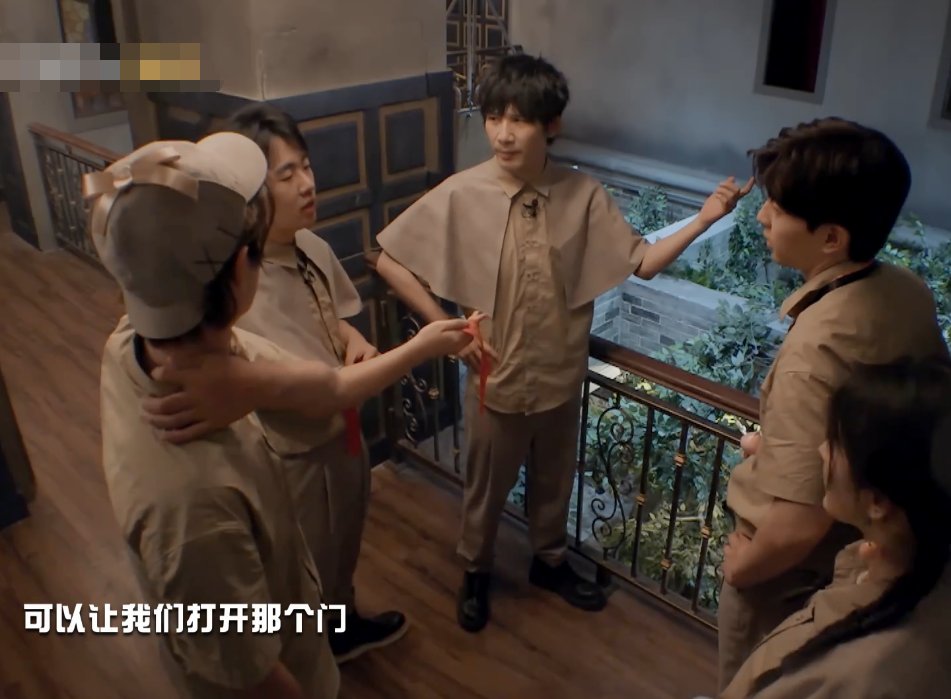  窗户|邓伦把杨幂从窗口抱出，我却注意一旁黄明昊的手，男生都该学习