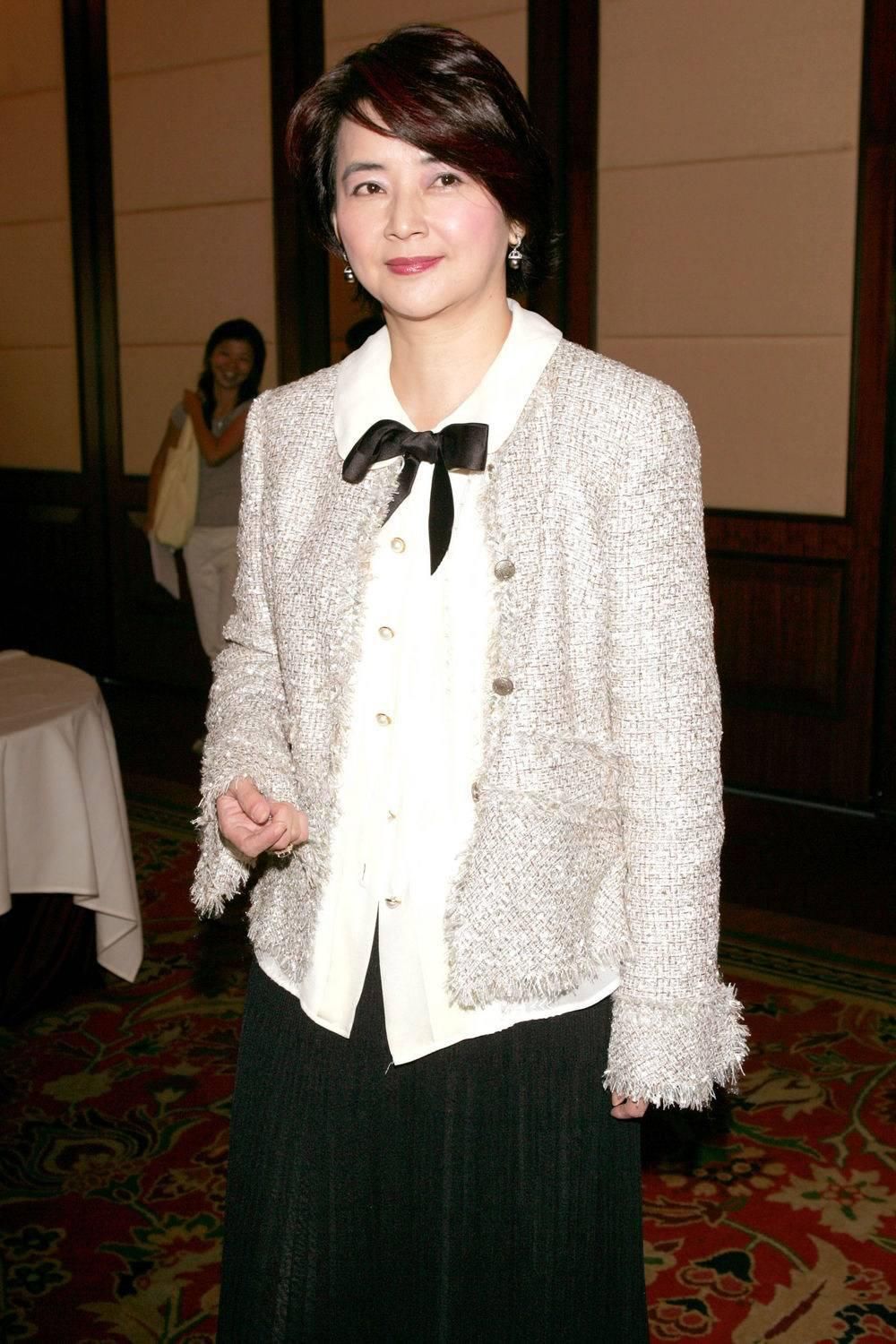 感觉|老了就不适合化浓妆,胡慧中装嫩完全认不出,不真实更不优雅!