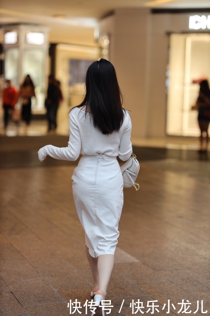  针织衫|街拍：小姐姐白色长袖针织衫搭配半裙，看着太纯洁了