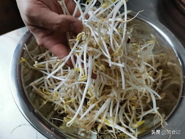  豆芽|炒豆芽时，要不要焯水？原来一直做错了，难怪豆芽不入味，腥味重