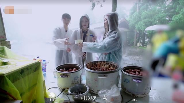  路边摊|THE9许佳琪谢可寅下雨天吃路边摊，价格出乎意料，我没听错吧？